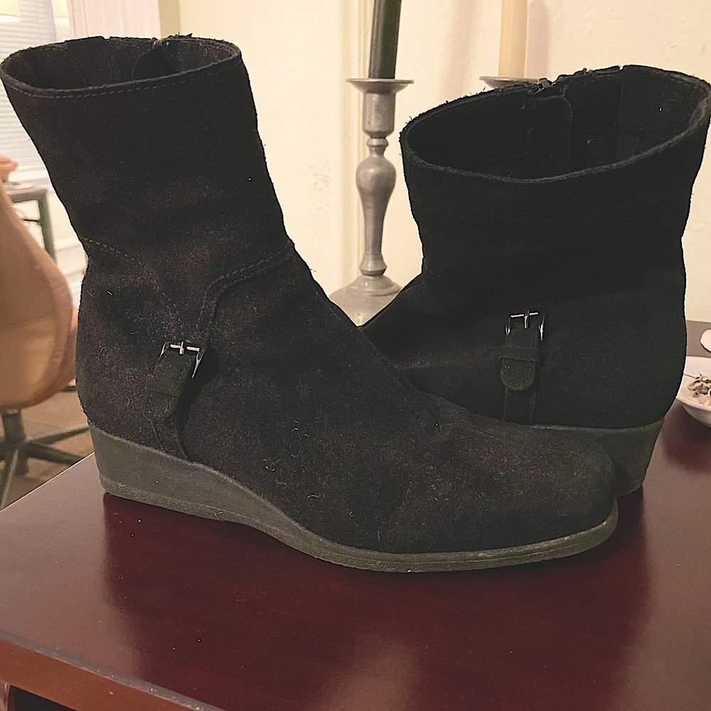 La Canadienne Suede Ankle Boots